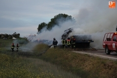 Espectacular incendio de un tr&aacute;iler en la CL-517 a la altura de Villaseco de los Gamitos
