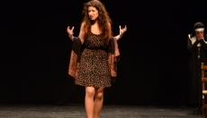 El grupo de teatro Farándula representa De repente el último verano en el Juan del Enzina