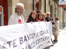 Stop Desahucios bloquea Bankinter con ingresos solidarios como protesta por las hipotecas...