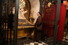 Carmelitas Descalzas de todo el mundo visitan el sepulcro de Santa Teresa 
