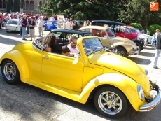 El Club de Clásicos Helmánticos reúne 40 joyas rodantes en el casco histórico