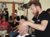 Foto 2 - Un antiguo alumno imparte talleres de peluquería masculina en el centro de FP Hernández Vera