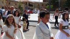 Foto 4 - Los niños y niñas de la primera comunión recorren las calles en la procesión del Corpus