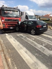 Foto 5 - Un herido grave en una colisión frontal entre un camión y un turismo en Doñinos