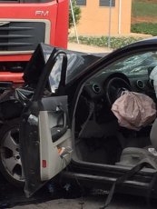 Foto 3 - Un herido grave en una colisión frontal entre un camión y un turismo en Doñinos