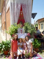 Foto 4 - Diez altares engalanan las calles en la procesión del Corpus