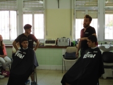 Foto 4 - Un antiguo alumno imparte talleres de peluquería masculina en el centro de FP Hernández Vera