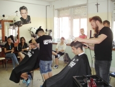 Foto 3 - Un antiguo alumno imparte talleres de peluquería masculina en el centro de FP Hernández Vera