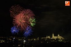 Foto 6 - Los fuegos artificiales inundan de color el cielo de Salamanca 