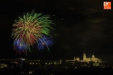 Foto 5 - Los fuegos artificiales inundan de color el cielo de Salamanca 