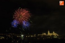 Foto 3 - Los fuegos artificiales inundan de color el cielo de Salamanca 