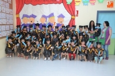 Foto 4 - Los alumnos de la Escuela Infantil se ponen la toga y el birrete en su graduación