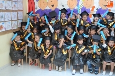 Foto 3 - Los alumnos de la Escuela Infantil se ponen la toga y el birrete en su graduación