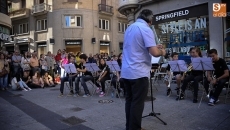 Foto 4 - Alumnos de la Escuela Municipal de Música muestran sus posibilidades en la plaza del Liceo