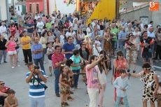 Foto 5 - Las peñas animan con el desfile de carrozas el inicio de las fiestas del Santísimo
