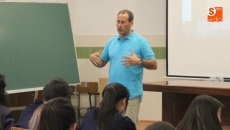 Foto 6 - Alberto López contagia a los alumnos del San Juan Bosco con su experiencia solidaria en Sierra...