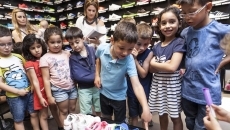 Foto 5 - Una veintena de alumnos del colegio San Blas recibe 20 pares de zapatillas Adidas