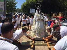 Foto 6 - La Virgen Morena acaba por subir al Santuario de la mano de los romeros más pequeños