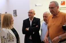 Los jubilados de la Policía Local muestran sus fotografías