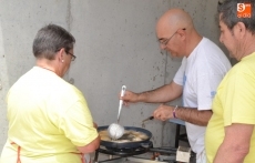 Patatas men&eacute;as y huevos fritos con farinato en el D&iacute;a del Vecino
