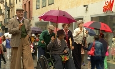 El teatro llena las calles con Fadunito y sus populares zancos
