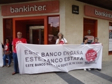 Stop Desahucios traslada su protesta contra las multidivisa a las oficinas centrales de Bankinter