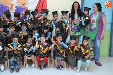 Los alumnos de la Escuela Infantil se ponen la toga y el birrete en su graduaci&oacute;n