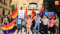 Las banderas republicanas ondearon en la plaza de la Constitución / Foto de Alberto Martín
