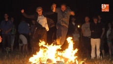 Una pareja de enamorados salta el fuego cogidos de la mano/ Fotografía: Adrián Martín