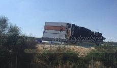 El vuelco de un camión obliga a cortar la A-62 en Pajares de la Laguna