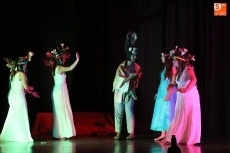 Foto 4 - Alumnos del IES Ramos del Manzano interpretan ‘El sueño de una noche de verano’