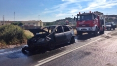 Foto 4 - Un coche echa a arder de manera repentina en la carretera de Ledesma a Trabanca