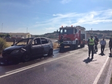 Foto 3 - Un coche echa a arder de manera repentina en la carretera de Ledesma a Trabanca