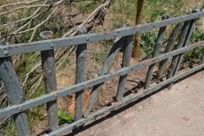 Foto 4 - El inicio del puente de acceso a El Picón, en pésimas condiciones
