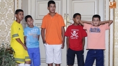 Foto 4 - Treinta menores saharauis acogidos por familias salmantinas descubren el Ayuntamiento