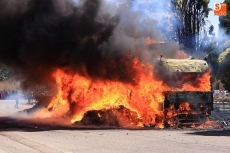 Foto 6 - Nuevo incendio de un camión cargado de paja en pleno casco urbano de Vitigudino