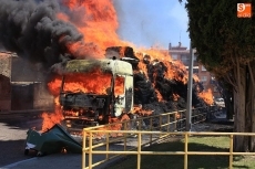 Foto 4 - Nuevo incendio de un camión cargado de paja en pleno casco urbano de Vitigudino