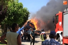 Foto 3 - Nuevo incendio de un camión cargado de paja en pleno casco urbano de Vitigudino
