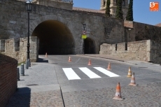 Foto 4 - Pintados los nuevos pasos de cebra junto a las Puertas de Amayuelas