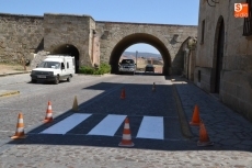 Foto 3 - Pintados los nuevos pasos de cebra junto a las Puertas de Amayuelas