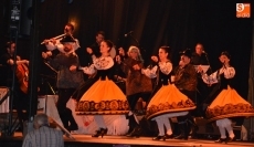 Foto 5 - Amplio seguimiento a la noche salmantina-gallega en la Plaza Mayor