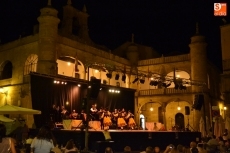 Foto 4 - Amplio seguimiento a la noche salmantina-gallega en la Plaza Mayor