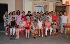 Foto 4 - Las vecinas ‘de toda la vida’ de la calle El Rollo se reúnen para cenar