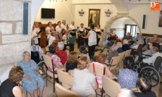 Foto 5 - La Rondalla del Centro de Mayores abre la Semana del Abuelo del Hospital de la Pasión