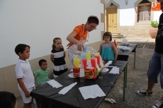 Foto 6 - Una veintena de niños aprenden jugando en un taller de experimentación