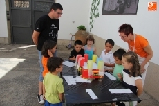 Foto 5 - Una veintena de niños aprenden jugando en un taller de experimentación