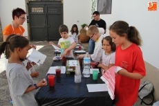 Foto 4 - Una veintena de niños aprenden jugando en un taller de experimentación