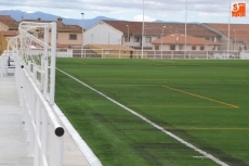 Foto 6 - A falta de los banderines, el campo de césped artificial está listo para jugar