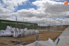 Foto 3 - A falta de los banderines, el campo de césped artificial está listo para jugar