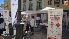 Foto 3 - Niños y mayores aprenden a actuar ante los pequeños accidentes en la plaza Liceo